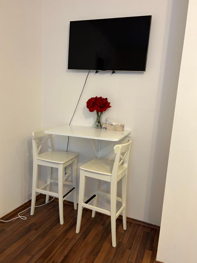 Cozy Homestay At Andel Прага Екстериор снимка